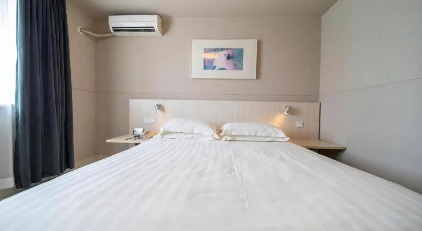 Bed in Jinjiang Inn Zhenjiang Jiangsu University Suning Plaza