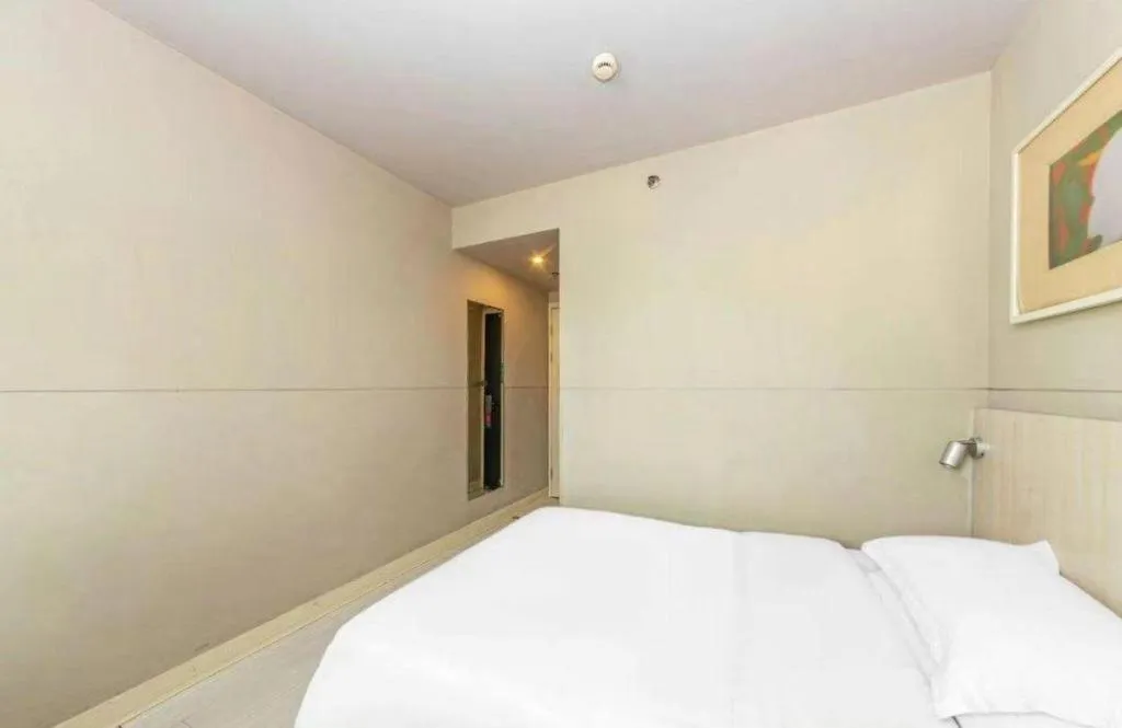 Bed in Jinjiang Inn Zhenjiang Jiangsu University Suning Plaza