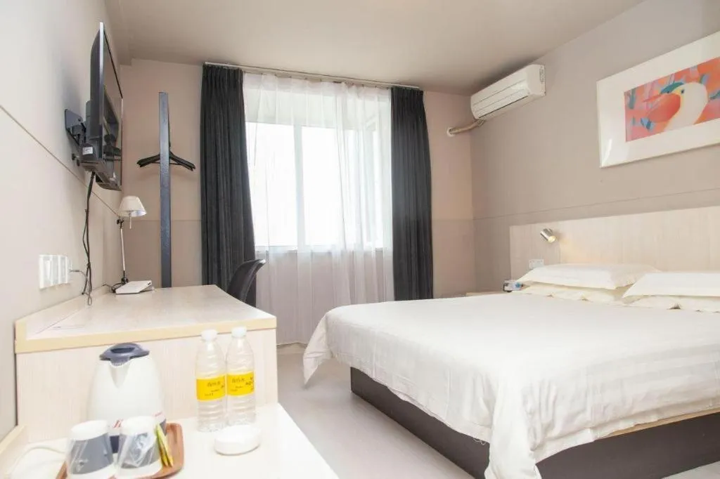 Bed in Jinjiang Inn Zhenjiang Jiangsu University Suning Plaza