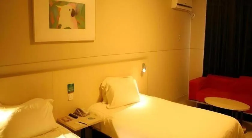 Bed in Jinjiang Inn Zhenjiang Jiangsu University Suning Plaza