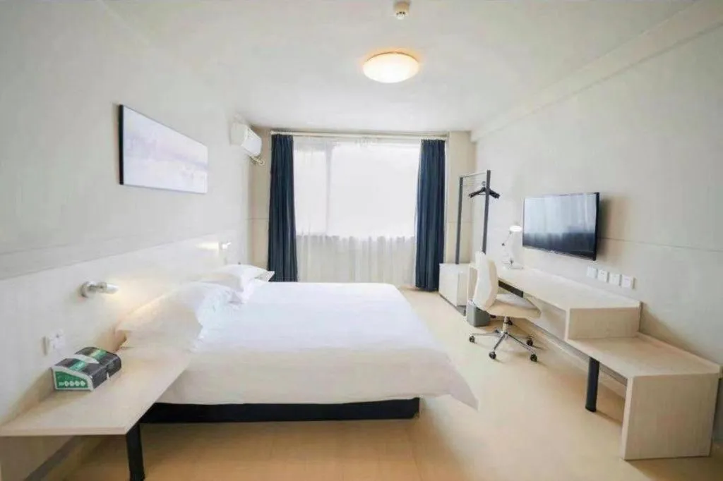Bed in Jinjiang Inn Zhenjiang Jiangsu University Suning Plaza