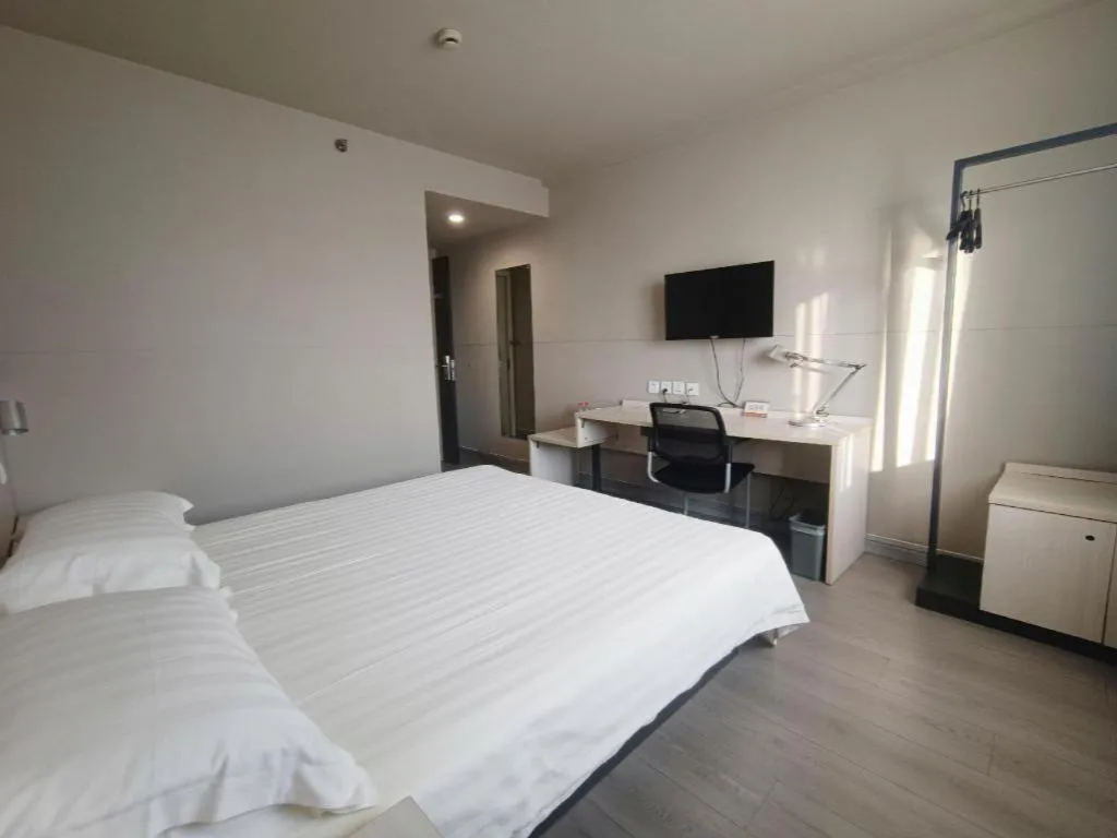 Bed in Jinjiang Inn Zhenjiang Jiangsu University Suning Plaza