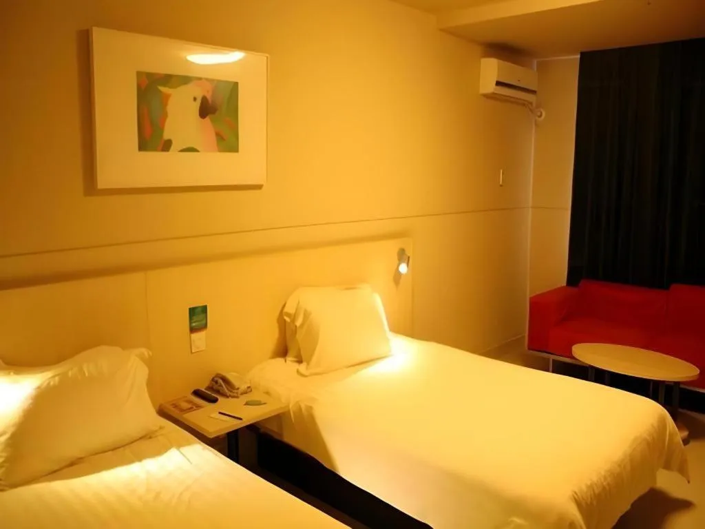 Bed in Jinjiang Inn Zhenjiang Jiangsu University Suning Plaza