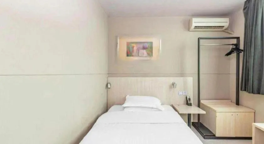 Bed in Jinjiang Inn Zhenjiang Jiangsu University Suning Plaza