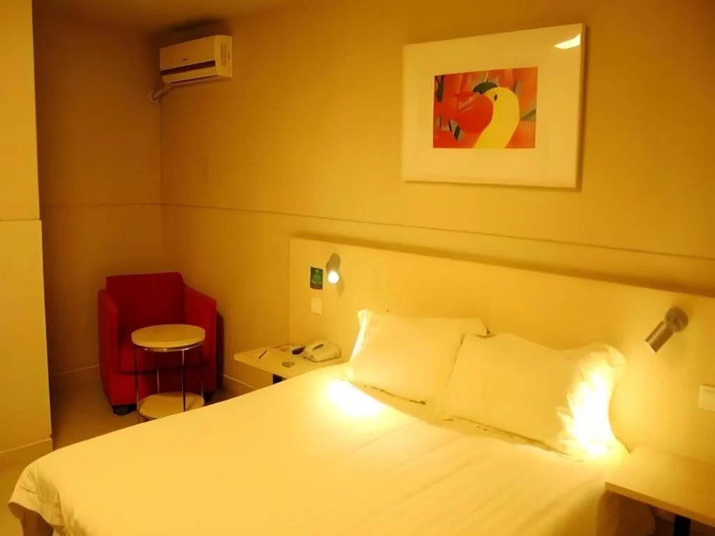 Bed in Jinjiang Inn Zhenjiang Jiangsu University Suning Plaza