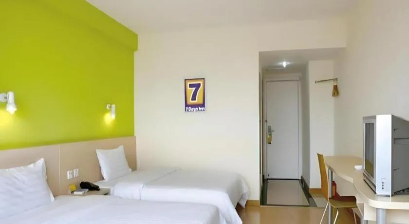 Bed in 7 Days Inn Guangzhou Zoo Huanghuagang Metro Station