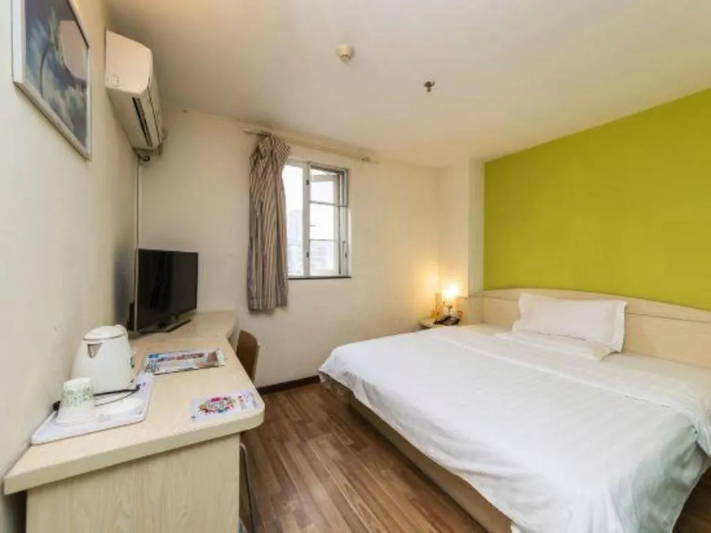 Bed in 7 Days Inn Guangzhou Zoo Huanghuagang Metro Station