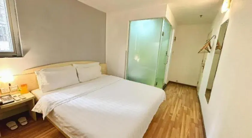 Bed in 7 Days Inn Guangzhou Zoo Huanghuagang Metro Station Bed in 7 Days Inn Guangzhou Zoo Huanghuagang Metro Station