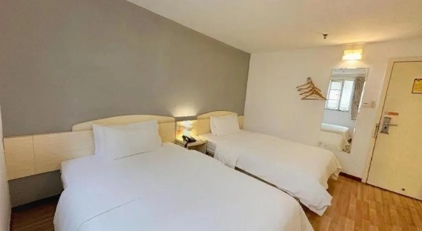 Bed in 7 Days Inn Guangzhou Zoo Huanghuagang Metro Station