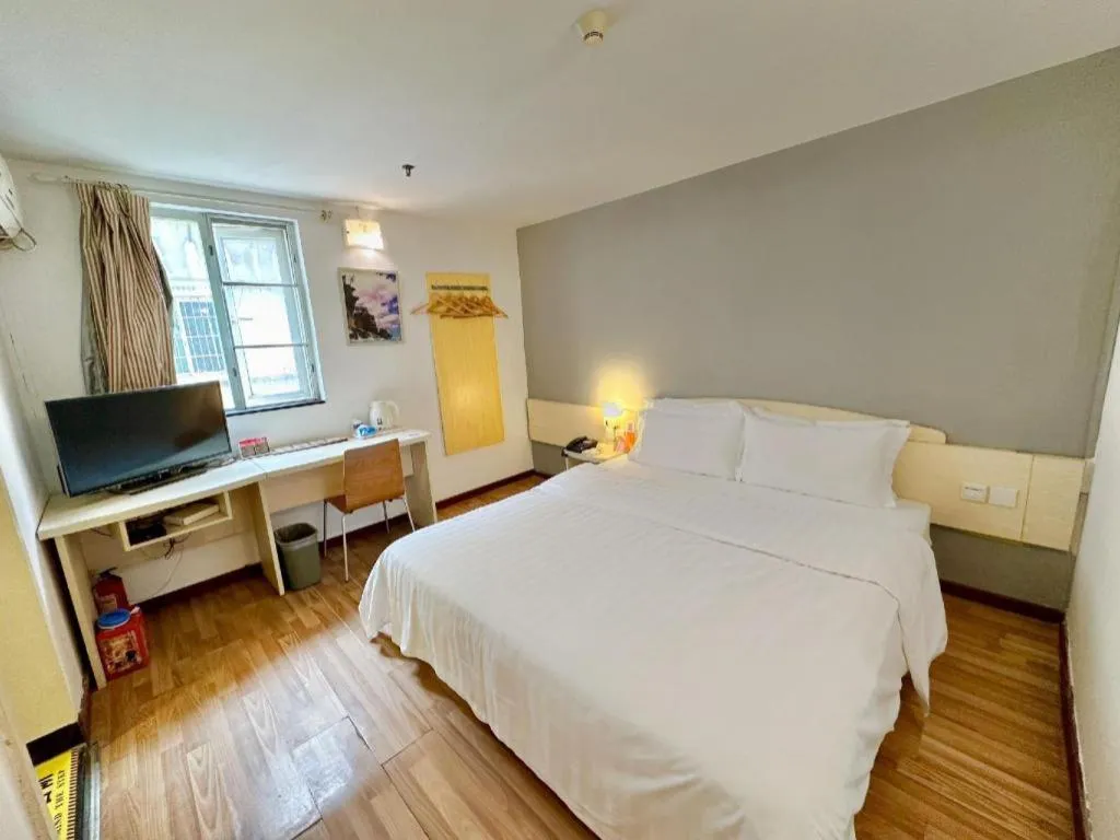 Bed in 7 Days Inn Guangzhou Zoo Huanghuagang Metro Station