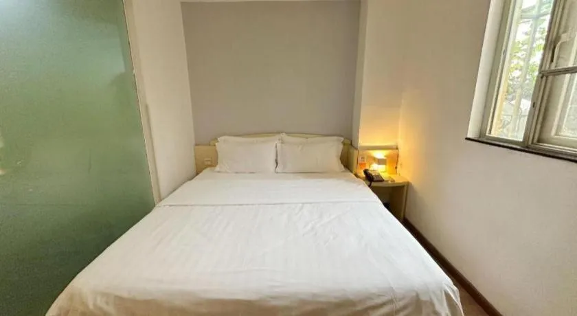 Bed in 7 Days Inn Guangzhou Zoo Huanghuagang Metro Station