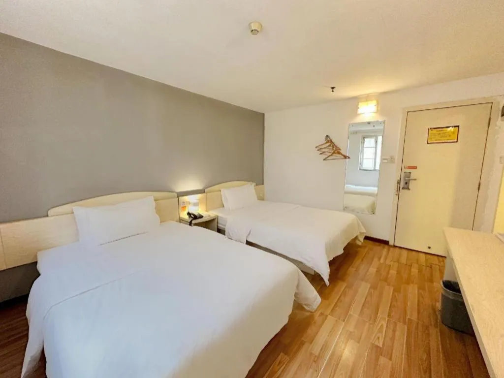 Bed in 7 Days Inn Guangzhou Zoo Huanghuagang Metro Station