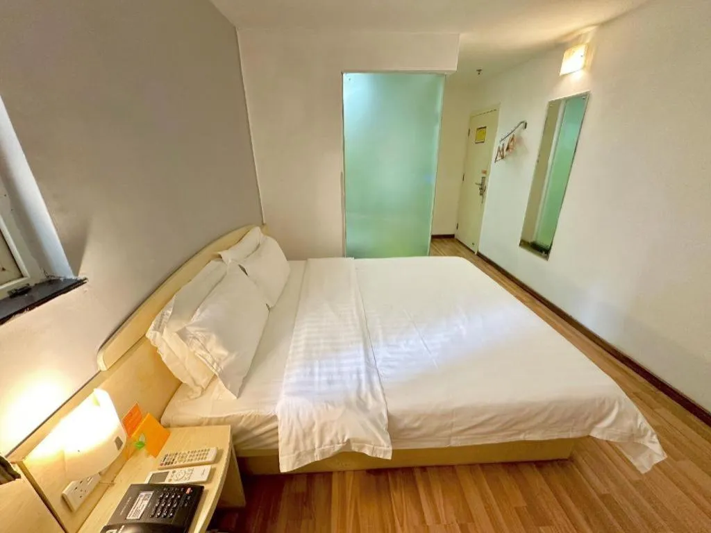 Bed in 7 Days Inn Guangzhou Zoo Huanghuagang Metro Station