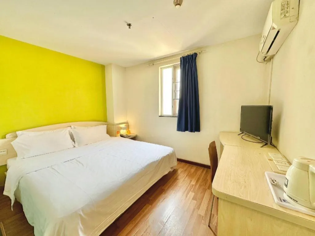 Bed in 7 Days Inn Guangzhou Zoo Huanghuagang Metro Station