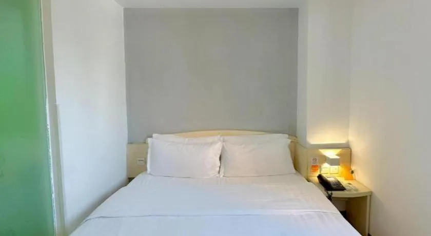 Bed in 7 Days Inn Guangzhou Zoo Huanghuagang Metro Station