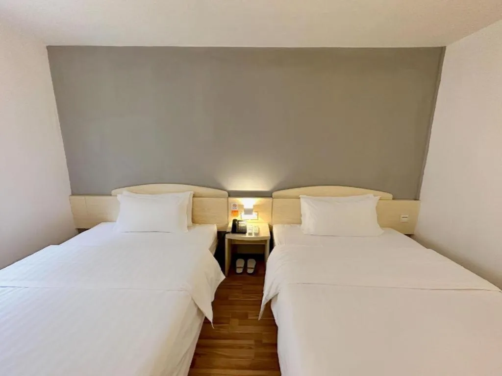 Bed in 7 Days Inn Guangzhou Zoo Huanghuagang Metro Station