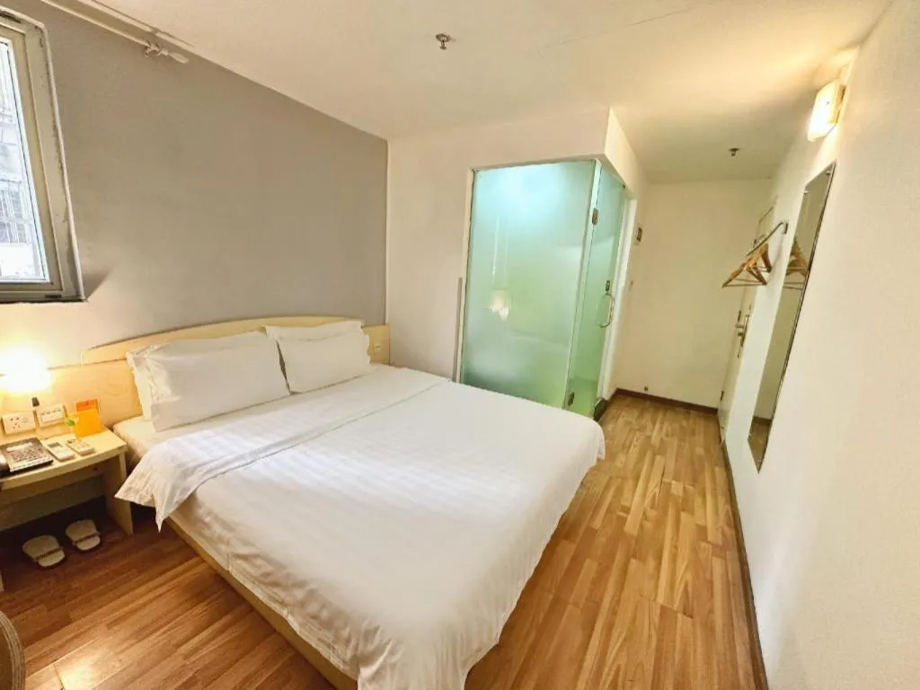 Bed in 7 Days Inn Guangzhou Zoo Huanghuagang Metro Station