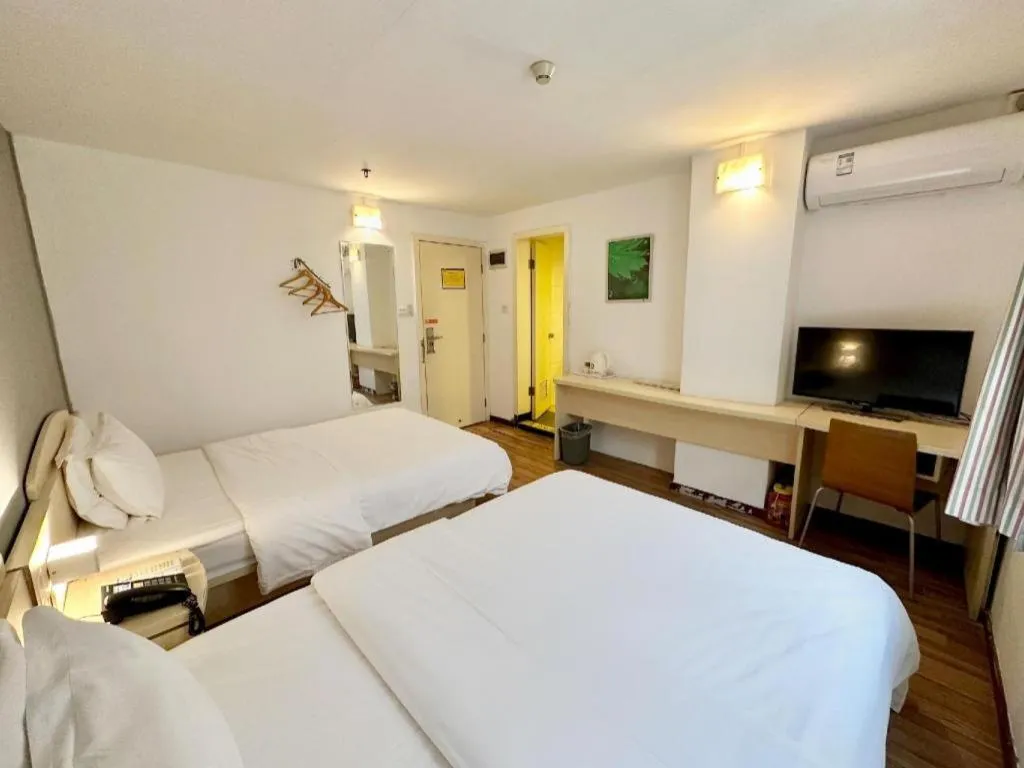 Bed in 7 Days Inn Guangzhou Zoo Huanghuagang Metro Station