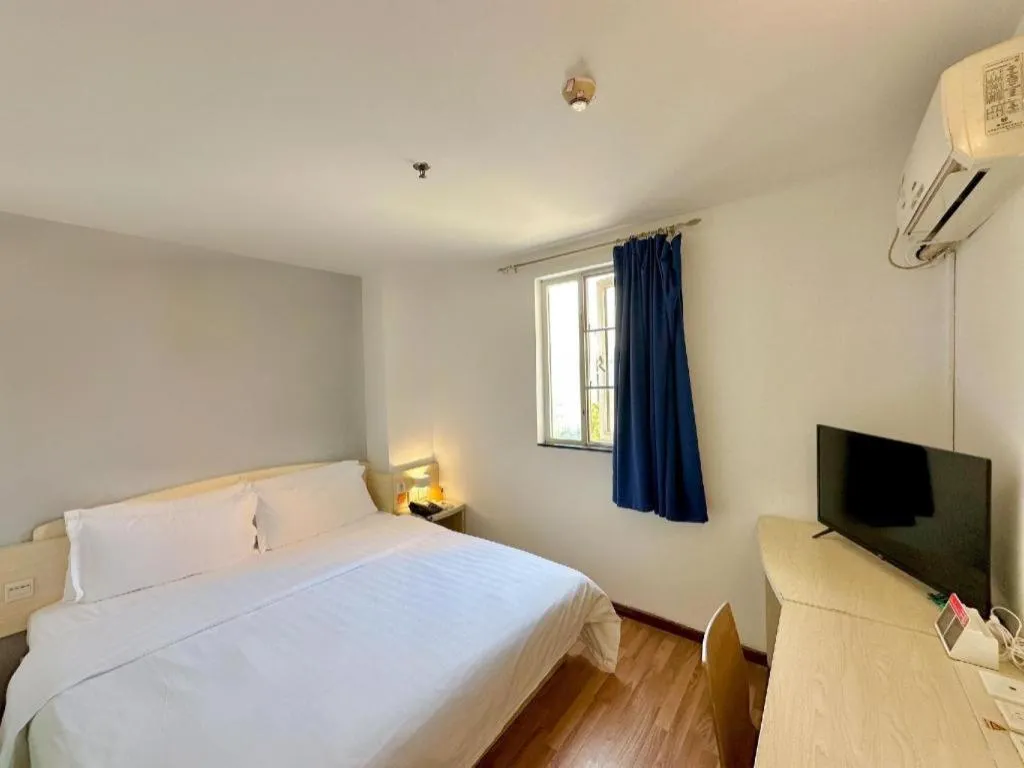 Bed in 7 Days Inn Guangzhou Zoo Huanghuagang Metro Station