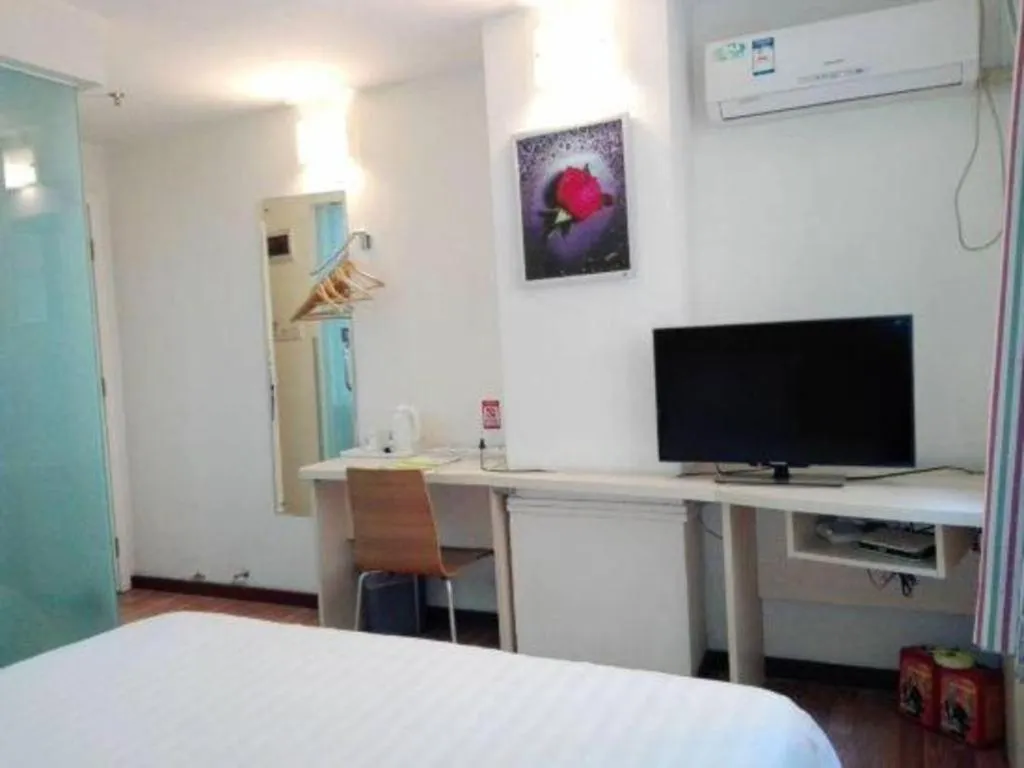 Bed in 7 Days Inn Guangzhou Zoo Huanghuagang Metro Station