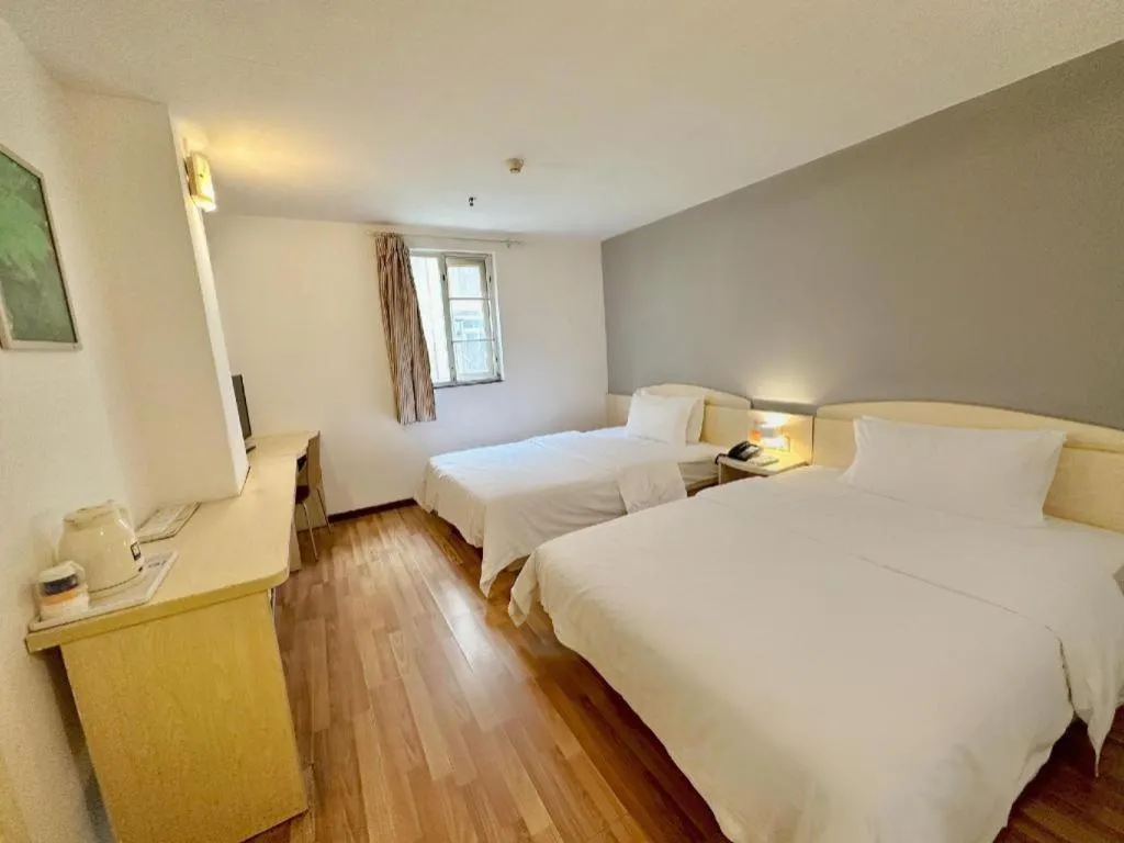 Bed in 7 Days Inn Guangzhou Zoo Huanghuagang Metro Station