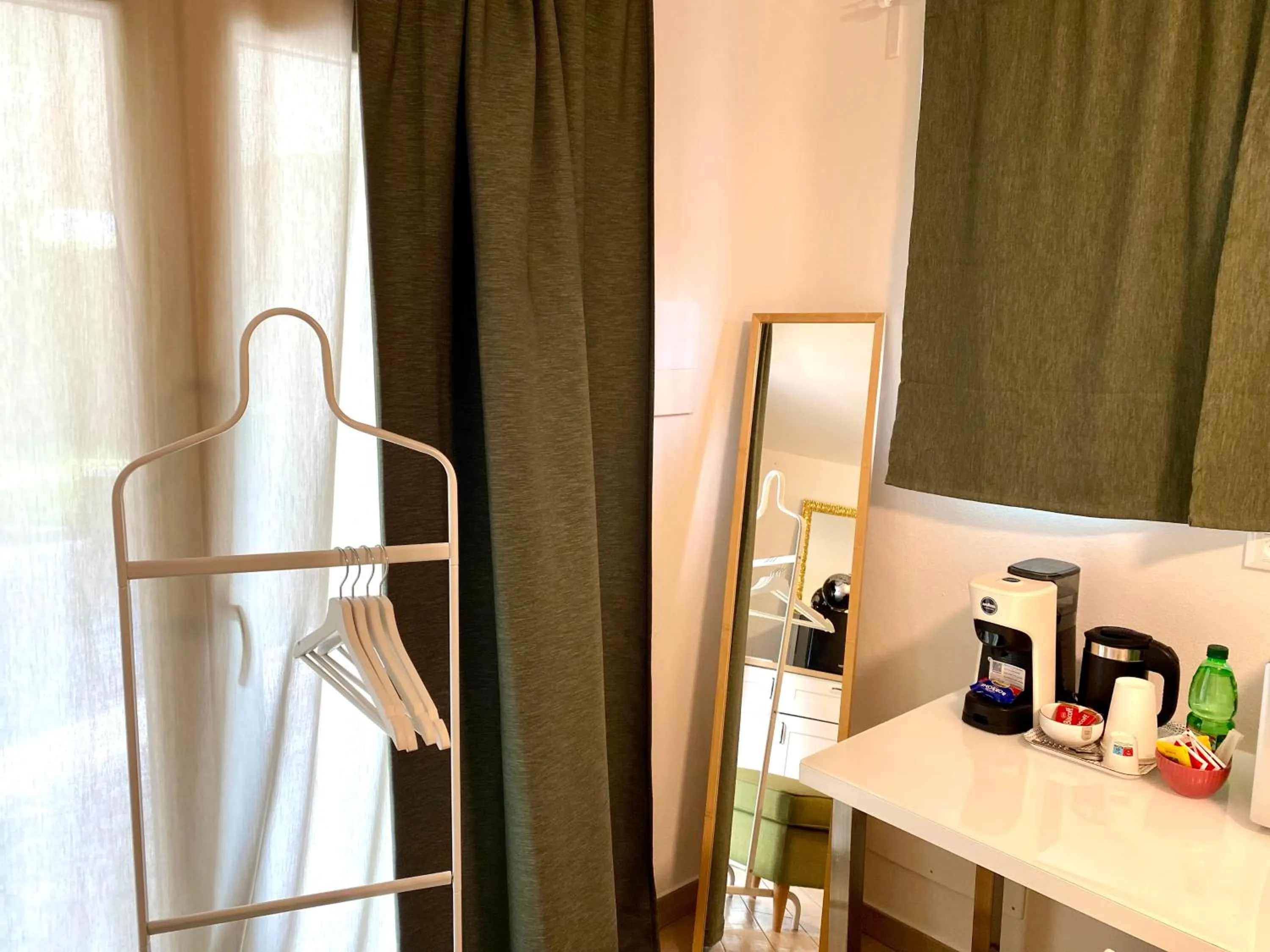 The Green Gate - Airport Guest House