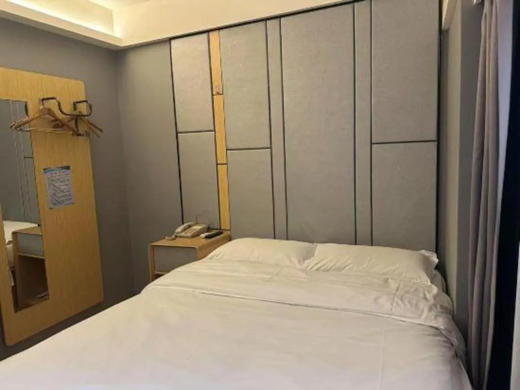 Bed in Greentree Inn Shanghai Middle Xinfu Road Huazhi Road Business Hotel