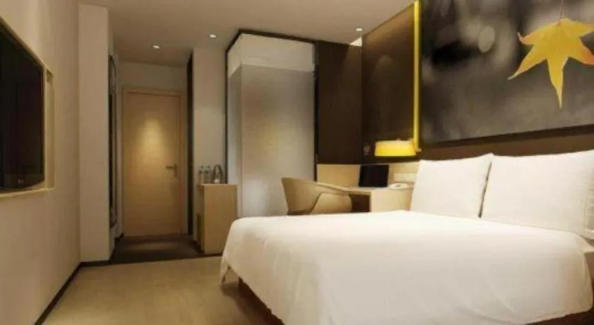 Bed in IU Hotel Changsha Yuanjialing Metro Station 2nd Hospital of Xiangya