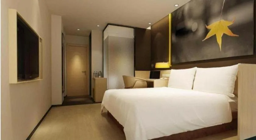 Bed in IU Hotel Changsha Yuanjialing Metro Station 2nd Hospital of Xiangya