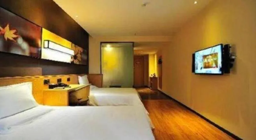 Bed in IU Hotel Changsha Yuanjialing Metro Station 2nd Hospital of Xiangya