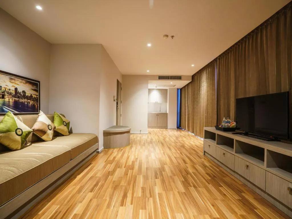 New Season Square Hotel