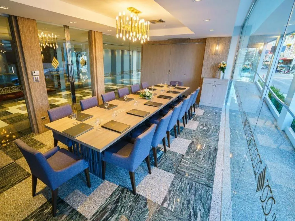 New Season Square Hotel