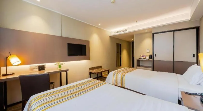 Bed in Home Inn Plus Shanghai Zhangjiang Guanglan Road Metro Station