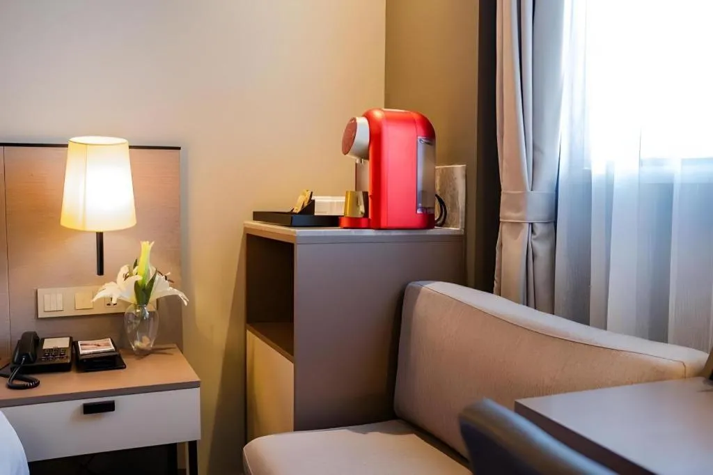 Bed in Home Inn Plus Shanghai Zhangjiang Guanglan Road Metro Station