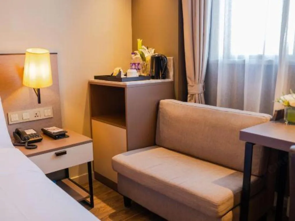 Bed in Home Inn Plus Shanghai Zhangjiang Guanglan Road Metro Station