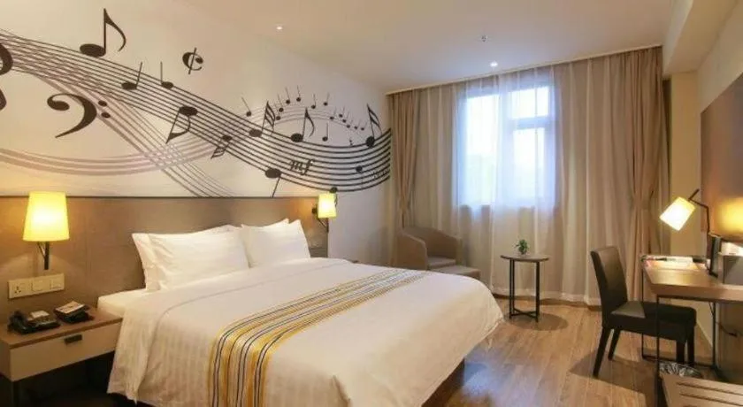 Bed in Home Inn Plus Shanghai Zhangjiang Guanglan Road Metro Station