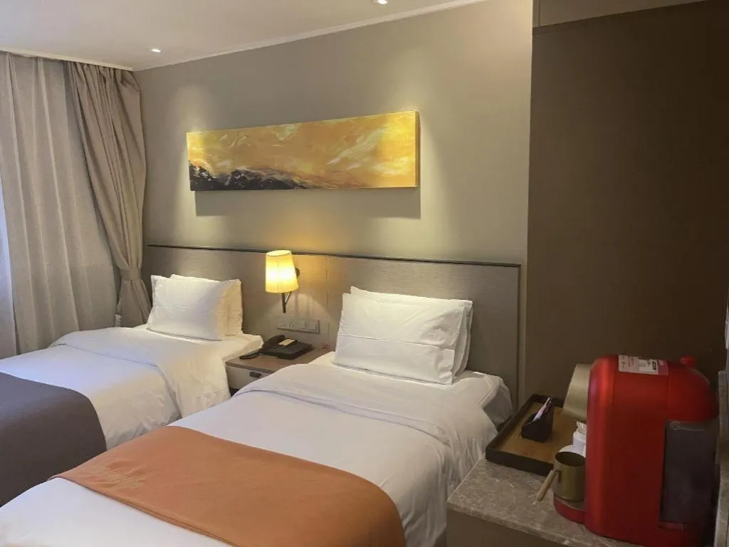 Bed in Home Inn Plus Shanghai Zhangjiang Guanglan Road Metro Station