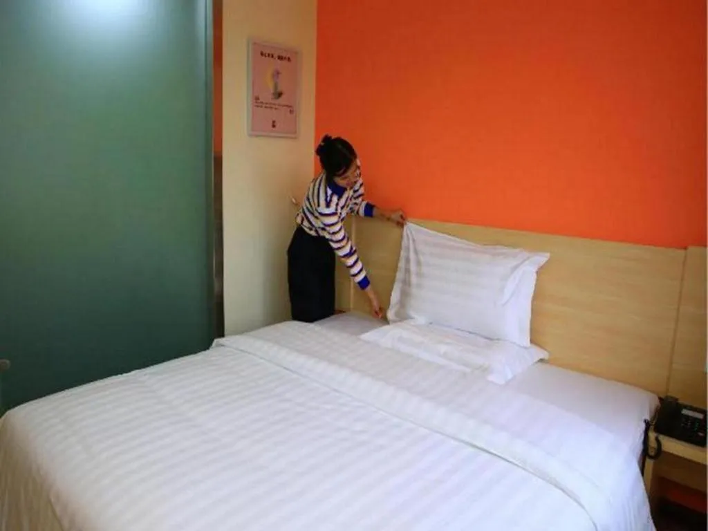 Bed in 7 Days Inn Qinhuangdao Changjiang Road Chinese Medicine Hospital Branch