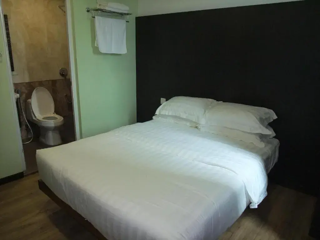 Bed in Sunshine Inn Bed in Sunshine Inn