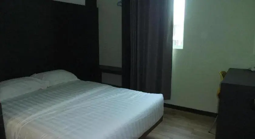 Bed in Sunshine Inn Bed in Sunshine Inn