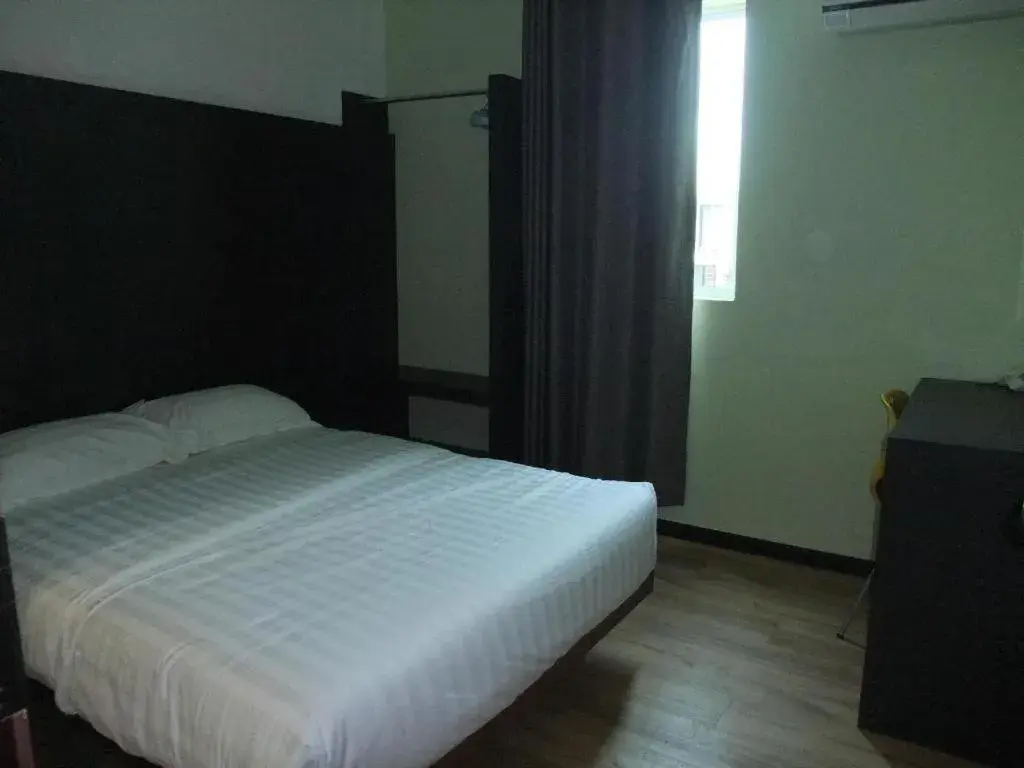 Bed in Sunshine Inn Bed in Sunshine Inn