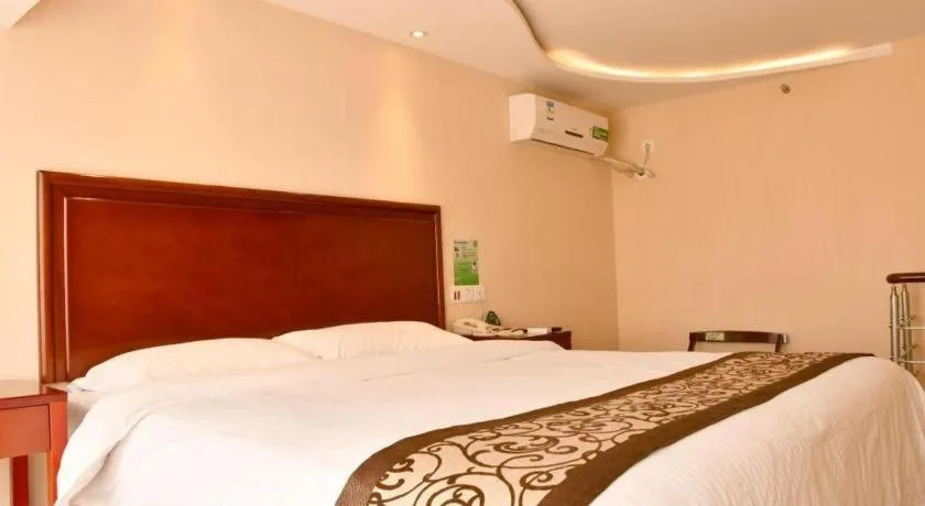 Bed in GreenTree Inn Tianjin JinNan ShuangLin Metro Station Express Hotel