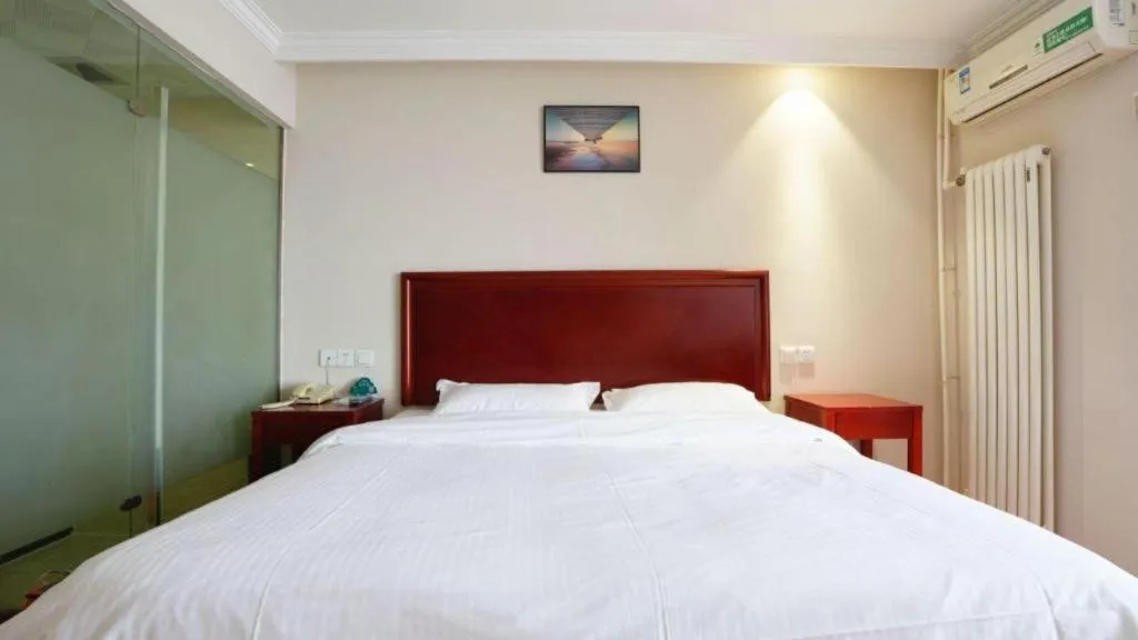 Bed in GreenTree Inn Tianjin JinNan ShuangLin Metro Station Express Hotel