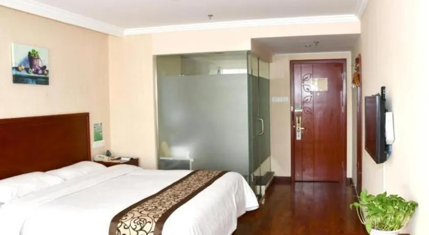 Bed in GreenTree Inn Tianjin JinNan ShuangLin Metro Station Express Hotel