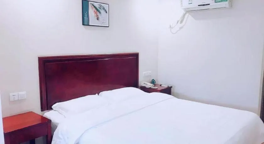 Bed in GreenTree Inn Tianjin JinNan ShuangLin Metro Station Express Hotel