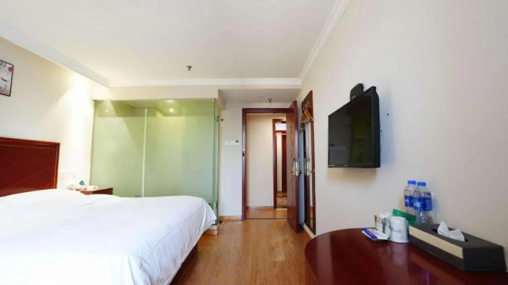 Bed in GreenTree Inn Tianjin JinNan ShuangLin Metro Station Express Hotel