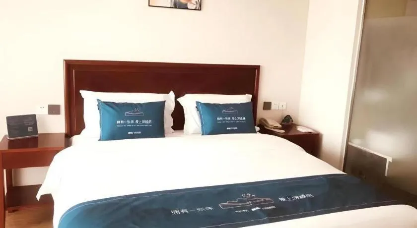Bed in GreenTree Inn Tianjin JinNan ShuangLin Metro Station Express Hotel