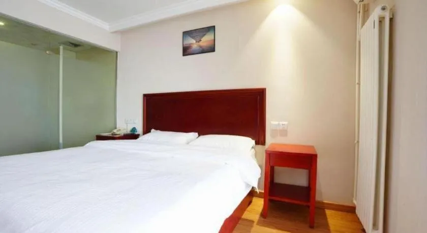 Bed in GreenTree Inn Tianjin JinNan ShuangLin Metro Station Express Hotel