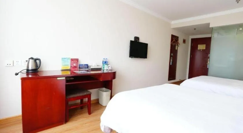 Bed in GreenTree Inn Tianjin JinNan ShuangLin Metro Station Express Hotel