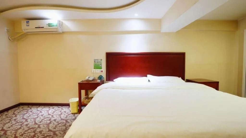 Bed in GreenTree Inn Tianjin JinNan ShuangLin Metro Station Express Hotel